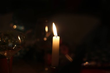 Titrek alevler odayı aydınlatıyor.