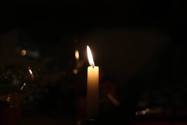 Titrek alevler odayı aydınlatıyor.