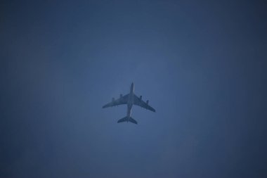 Yolcuların uçtuğu açık mavi bir gökyüzü.