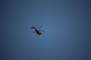 Yolcuların uçtuğu açık mavi bir gökyüzü.