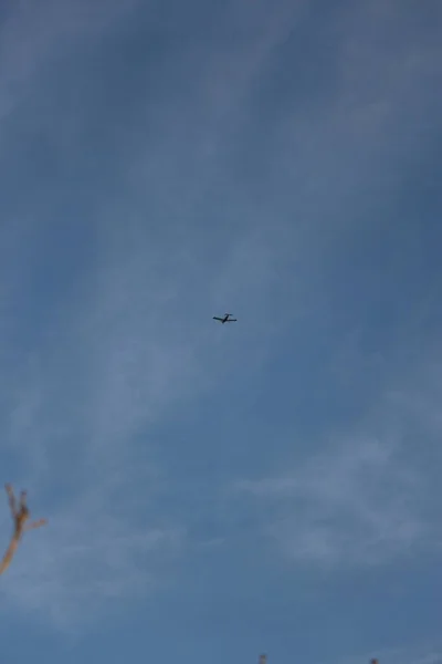 Céu Azul Claro Com Passageiros Sendo Voados Através Dele — Fotografia de Stock