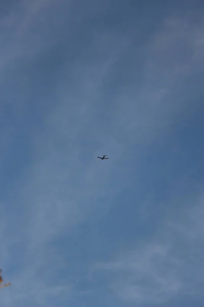 Cielos Azules Claros Con Pasajeros Volando Través — Foto de Stock