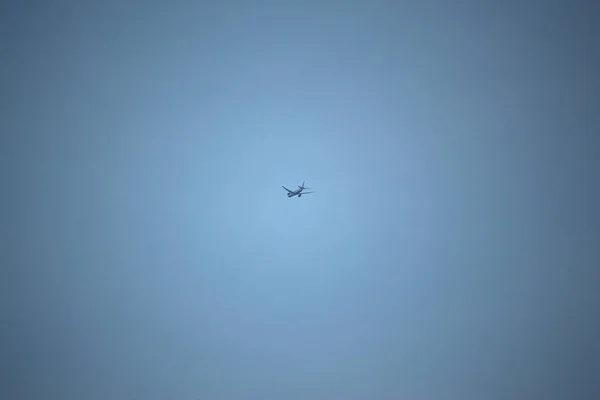 Ciel Bleu Clair Avec Des Passagers Qui Traversent — Photo