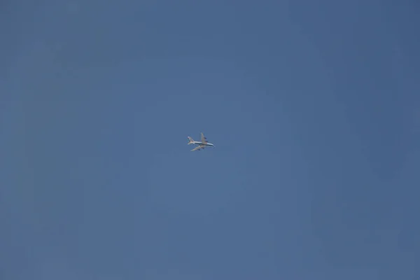 Yolcuların Uçtuğu Açık Mavi Bir Gökyüzü — Stok fotoğraf
