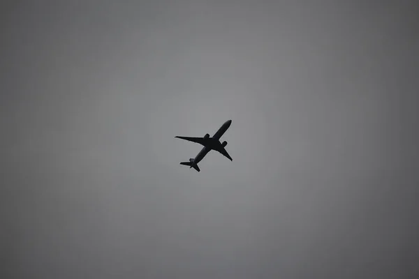 Céu Azul Claro Com Passageiros Sendo Voados Através Dele — Fotografia de Stock