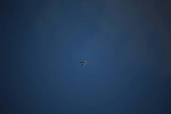 Céu Azul Claro Com Passageiros Sendo Voados Através Dele — Fotografia de Stock