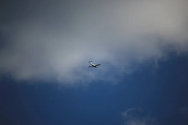 Klarblå Himmel Med Passagerare Som Flyger Genom Den — Stockfoto