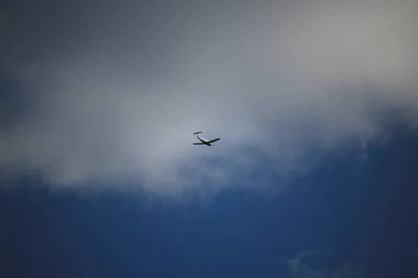 乗客が空を飛ぶ青い空 — ストック写真