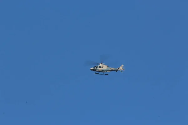 清澈的蓝天 乘客在天空中穿梭 — 图库照片