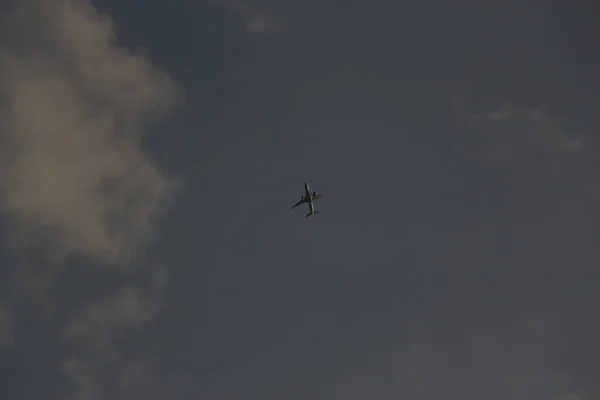 Ciel Bleu Clair Avec Des Passagers Qui Traversent — Photo