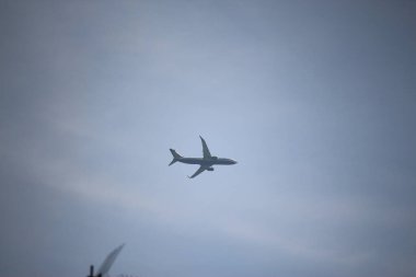 Yolcuların uçtuğu açık mavi bir gökyüzü.