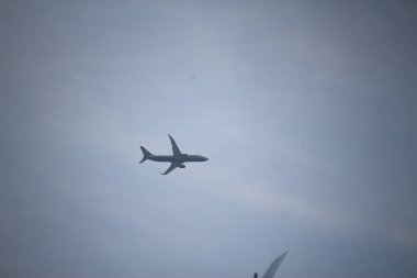 Yolcuların uçtuğu açık mavi bir gökyüzü.