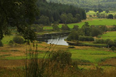 İskoçya 'nın tepelerinden derelere, nehirlere ve göllere bir manzara