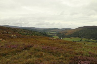 İskoçya 'nın tepelerinden derelere, nehirlere ve göllere bir manzara