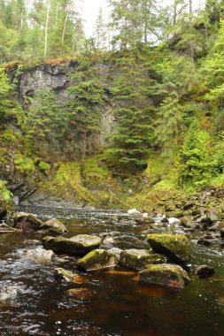 İskoçya 'nın tepelerinde su akıyor. 