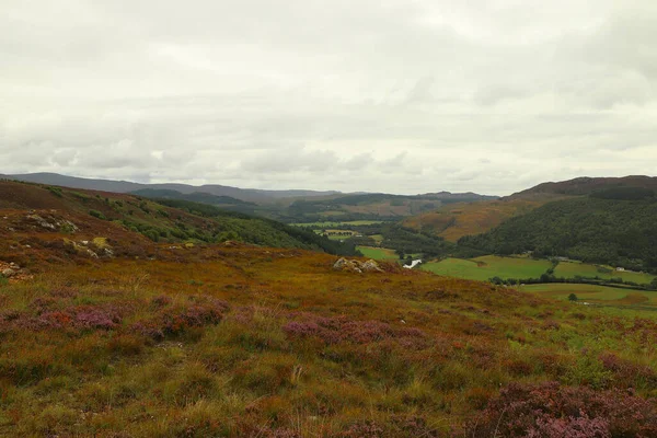 İskoçya 'nın tepelerinden derelere, nehirlere ve göllere bir manzara