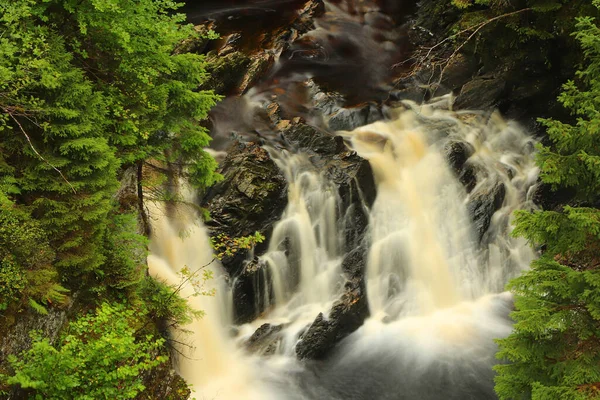 Woda Rozbijająca Się Wzgórzach Szkocji — Zdjęcie stockowe