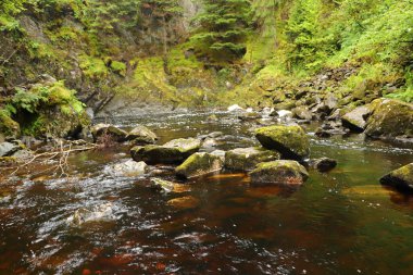 İskoçya 'nın tepelerinde su akıyor. 
