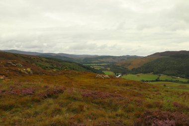 İskoçya 'nın tepelerinden derelere, nehirlere ve göllere bir manzara
