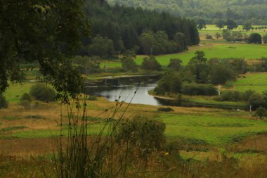 İskoçya 'nın tepelerinden derelere, nehirlere ve göllere bir manzara