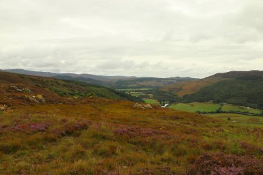 İskoçya 'nın tepelerinden derelere, nehirlere ve göllere bir manzara