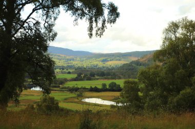 İskoçya 'nın tepelerinden derelere, nehirlere ve göllere bir manzara
