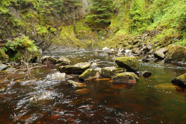 İskoçya 'nın tepelerinde su akıyor. 