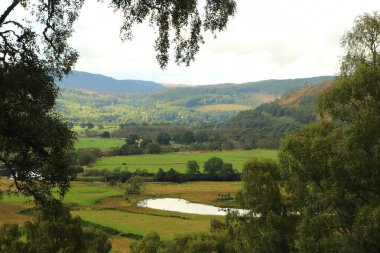İskoçya 'nın tepelerinden derelere, nehirlere ve göllere bir manzara