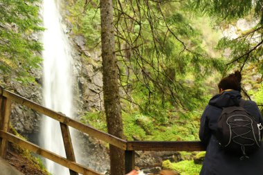 İskoçya 'nın tepelerinde su akıyor. 