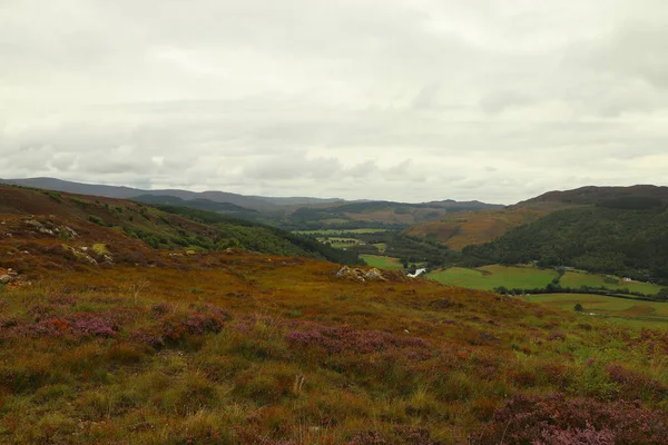 İskoçya 'nın tepelerinden derelere, nehirlere ve göllere bir manzara
