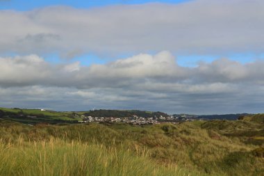 Saunton kum tepelerinin derinliklerinden çekilmiş.