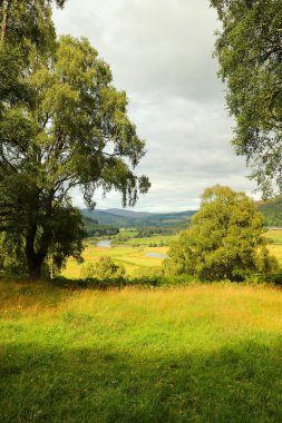İskoçya 'nın tepelerinden derelere, nehirlere ve göllere bir manzara
