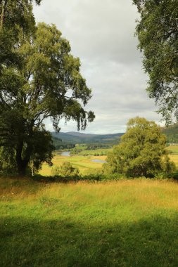 İskoçya 'nın tepelerinden derelere, nehirlere ve göllere bir manzara