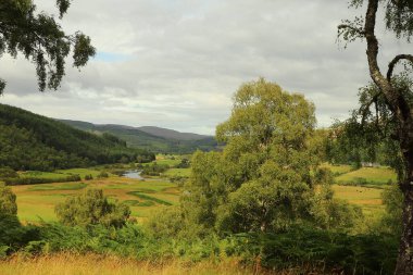 İskoçya 'nın tepelerinden derelere, nehirlere ve göllere bir manzara