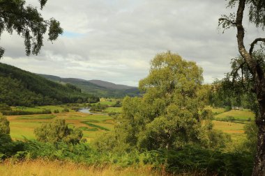İskoçya 'nın tepelerinden derelere, nehirlere ve göllere bir manzara