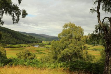 İskoçya 'nın tepelerinden derelere, nehirlere ve göllere bir manzara