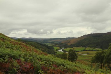 İskoçya 'nın tepelerinden derelere, nehirlere ve göllere bir manzara