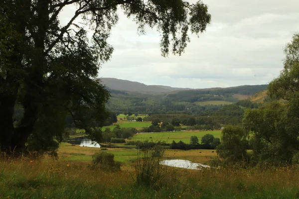 从苏格兰的山上俯瞰下面的绿地 河流和斜坡 — 图库照片