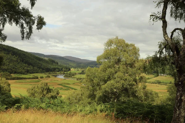 从苏格兰的山上俯瞰下面的绿地 河流和斜坡 — 图库照片