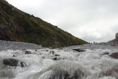 Vadiden akan Heddon nehri ve kayalık zemin üzerinde