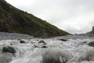 Vadiden akan Heddon nehri ve kayalık zemin üzerinde