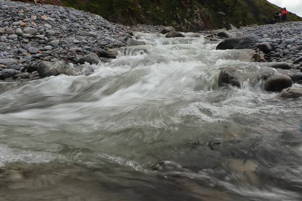 赫德顿河流过山谷 流过岩石地面 — 图库照片