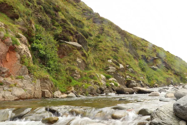 Heddon Rivier Stroomt Door Vallei Rotsachtige Grond — Stockfoto