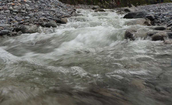 渓谷を流れるヘドン川と岩場の上を流れる — ストック写真
