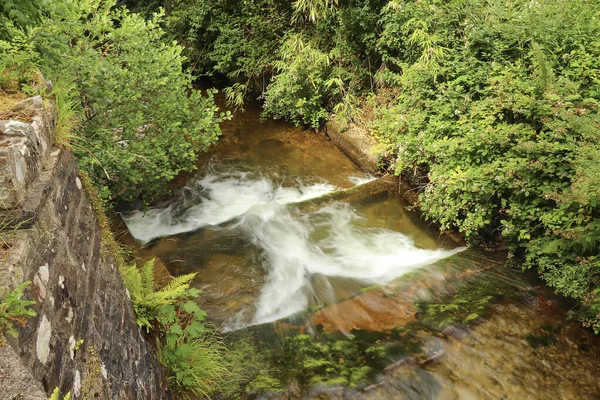 Heddon River Fließt Durch Das Tal Und Über Felsigen Boden — Stockfoto