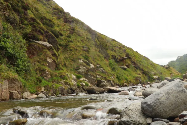 Heddon Rivier Stroomt Door Vallei Rotsachtige Grond — Stockfoto