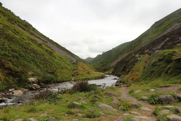 Heddon River Fließt Durch Das Tal Und Über Felsigen Boden — Stockfoto