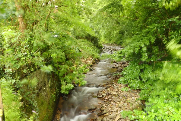 Rio Heddon Fluindo Através Vale Sobre Terreno Rochoso — Fotografia de Stock