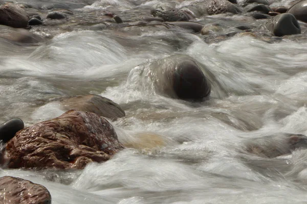 Rzeka Heddon Przepływająca Przez Dolinę Skalistą Ziemię — Zdjęcie stockowe
