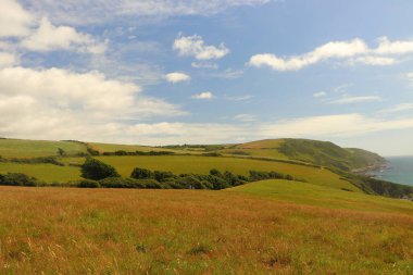 Kayaların üzerindeki bulutlar ve Cornish kıyılarındaki su